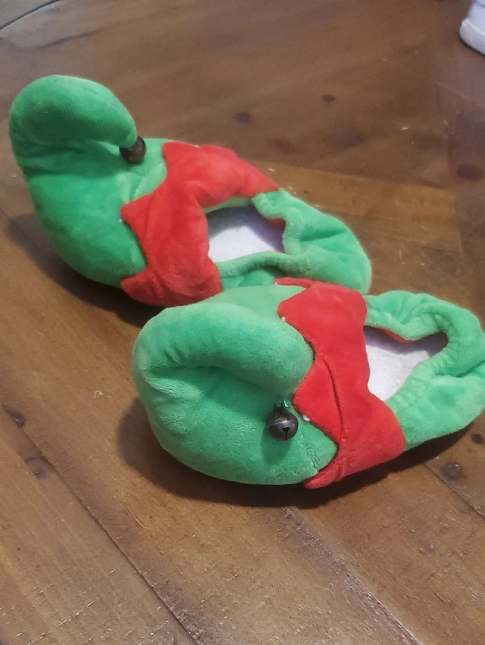 🐻  Kids Plush Elf Slippers - Green with Red Accent